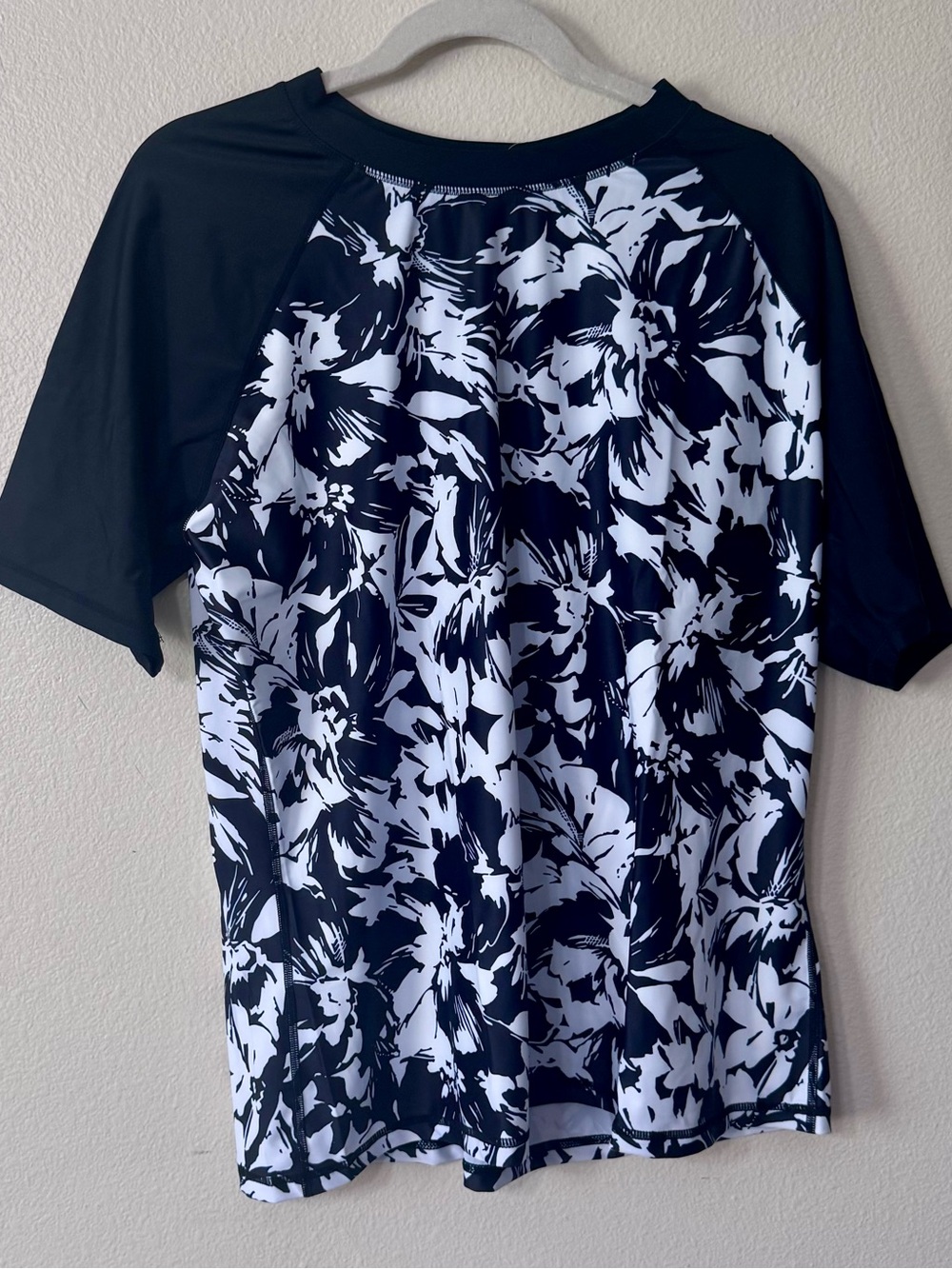 NWT Alltoke Plus Size 1X Black White Floral Short Sleeve Rash Guard Swim Top - Picture 2 of 5